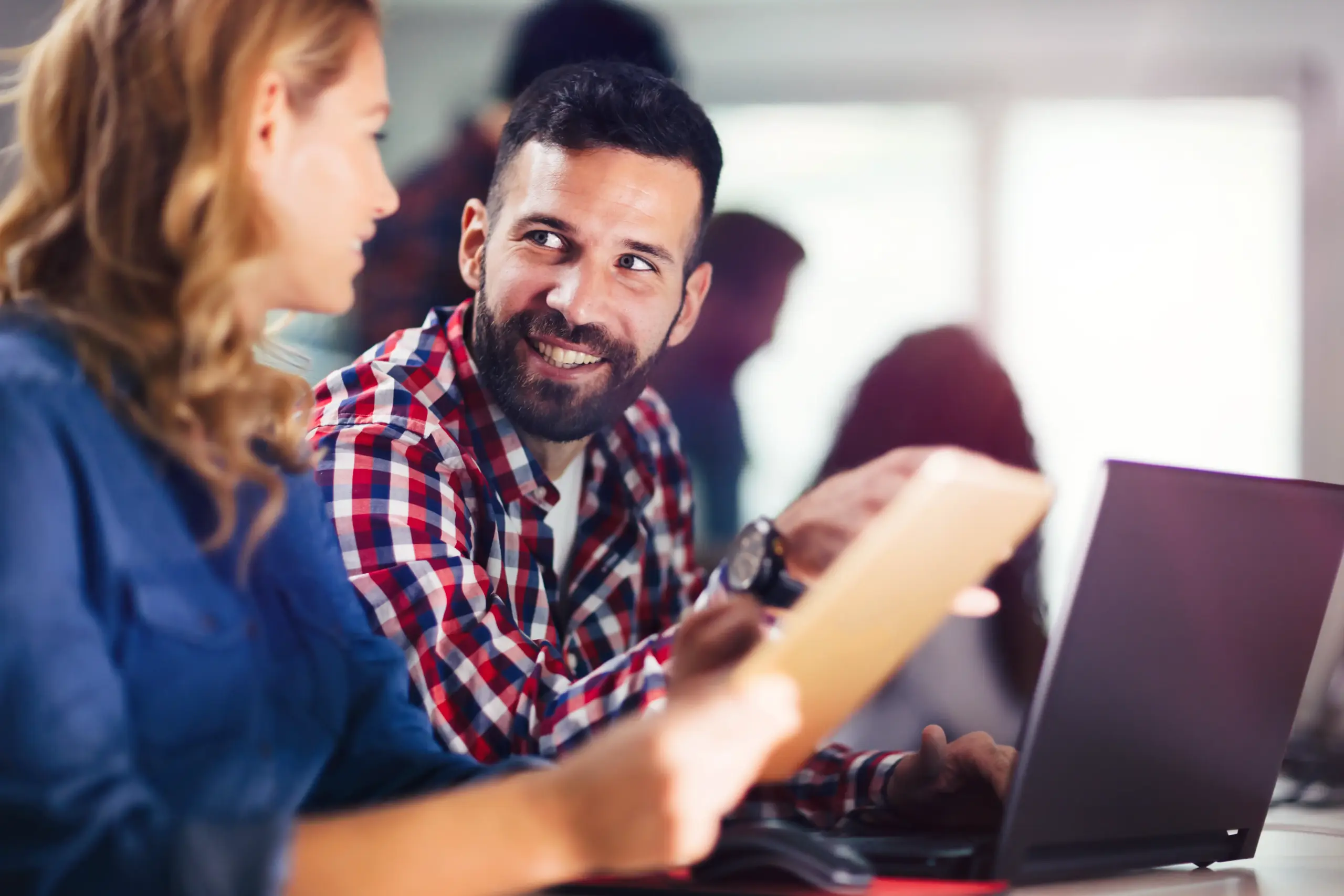 Foto zweier Personen gemeinsam am Arbeiten